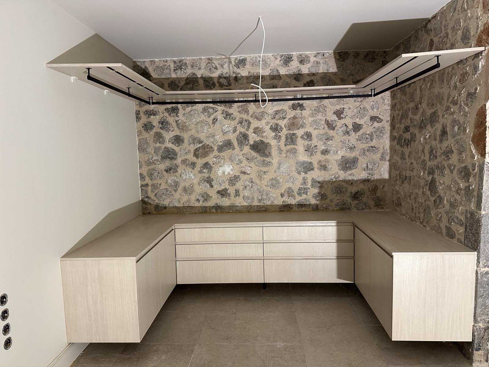 Ανοιχτόχρωμη Ξύλινη Σύνθεση με Συρτάρια & Κρεμάστρα ∣ Minimal Custom, Ειδικές κατασκευές, Ανοιχτόχρωμη σύνθεση, Συρτάρια, Κρεμάστρα, Minimal, Custom κατασκευή