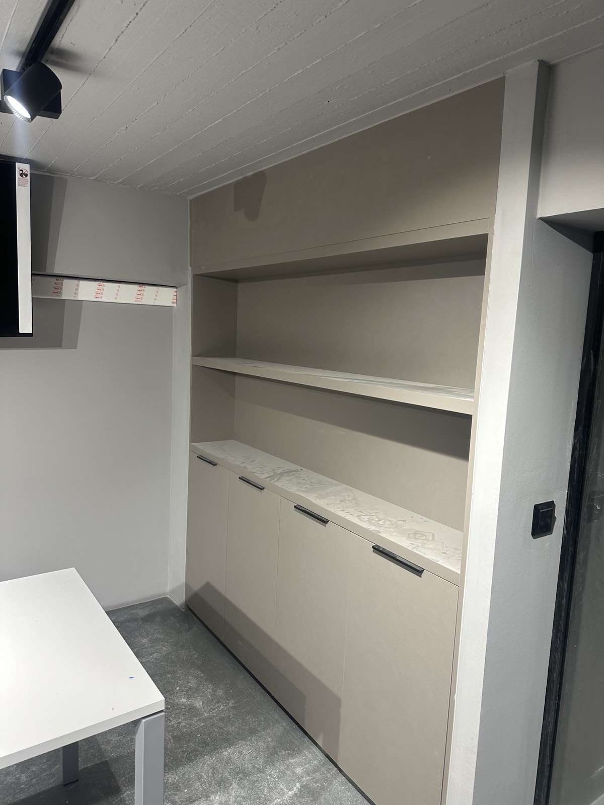 Εντοιχισμένη Σύνθεση: Γκρι-Μπεζ Ξύλο, Ράφια & Επιφάνεια Μαρμάρου ∣ Custom, Ειδικές κατασκευές, Εντοιχισμένη σύνθεση, Γκρι μπεζ ξύλο, Ράφια, Μάρμαρο, Custom κατασκευή