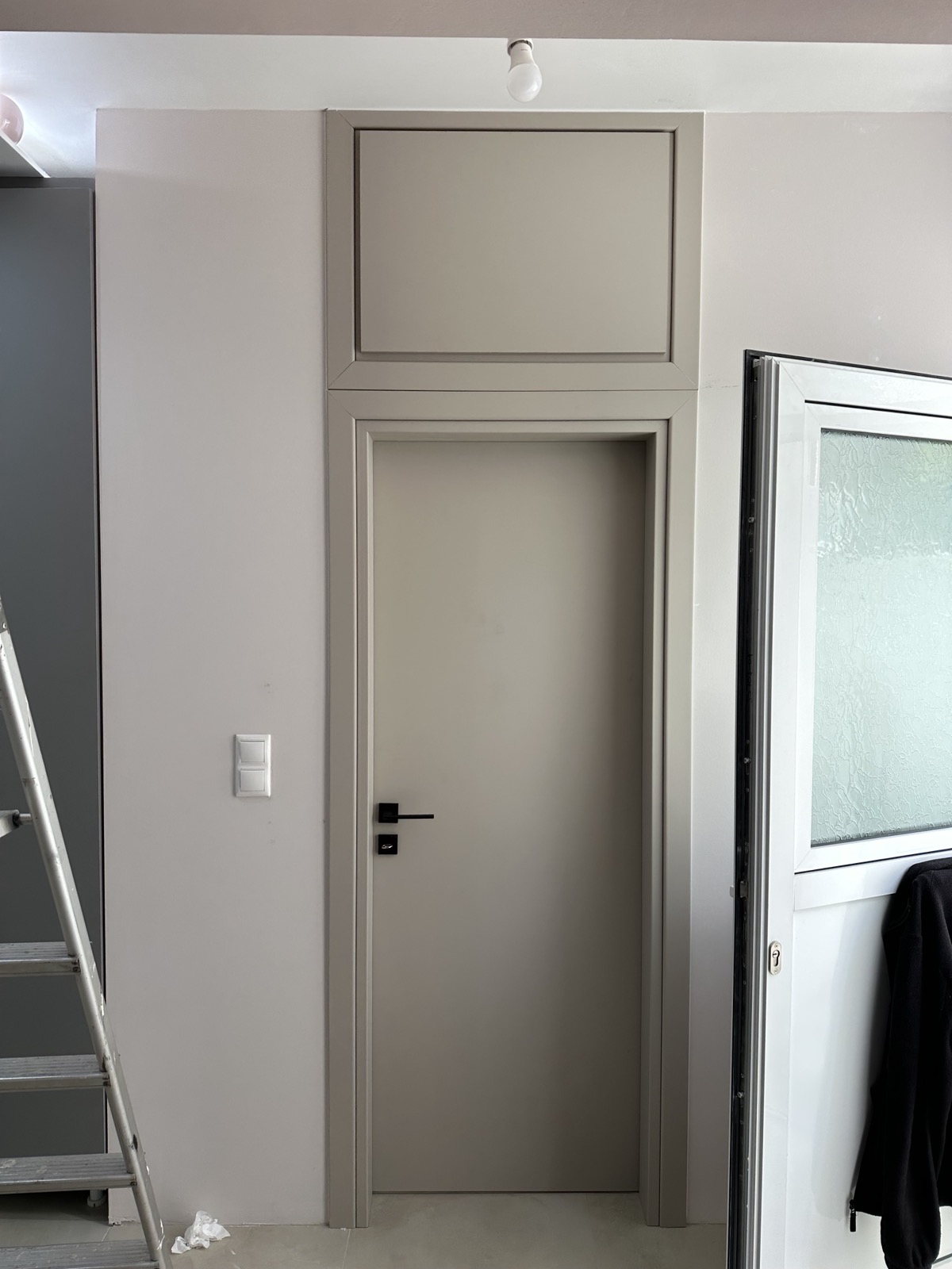 Γκρι-Μπεζ Ξύλινη Κατασκευή με Λεία Επιφάνεια ∣ Custom, Ειδικές κατασκευές, Ξύλινη κατασκευή, Γκρι μπεζ, Λεία επιφάνεια, Custom κατασκευή