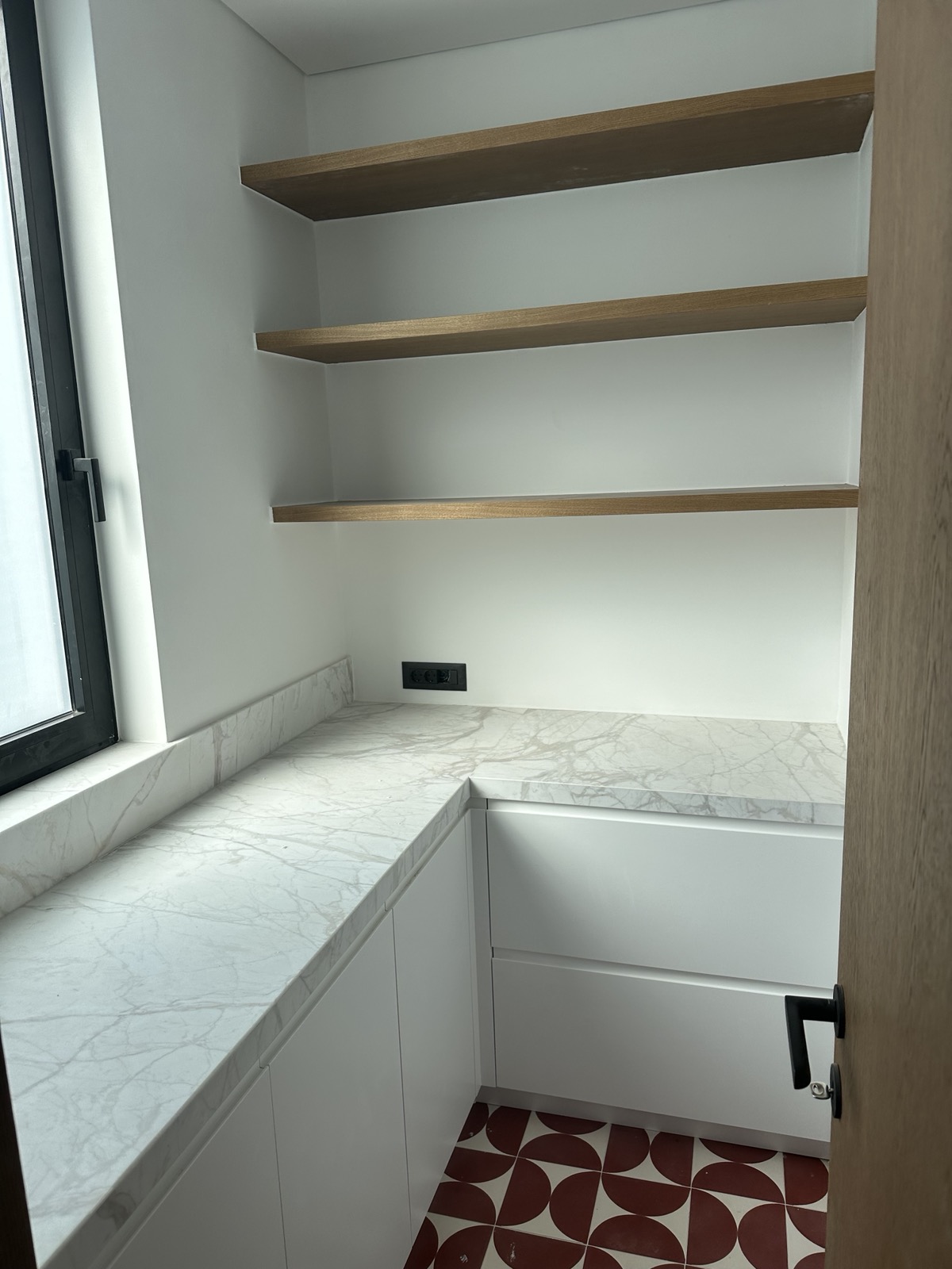 Λευκά Ξύλινα Ντουλάπια, Ράφια & Μαρμάρινος Πάγκος ∣ Μοντέρνο Στυλ, Ειδικές κατασκευές, Λευκά ντουλάπια, Ράφια, Μαρμάρινος πάγκος, Μοντέρνο στυλ, Custom κατασκευή
