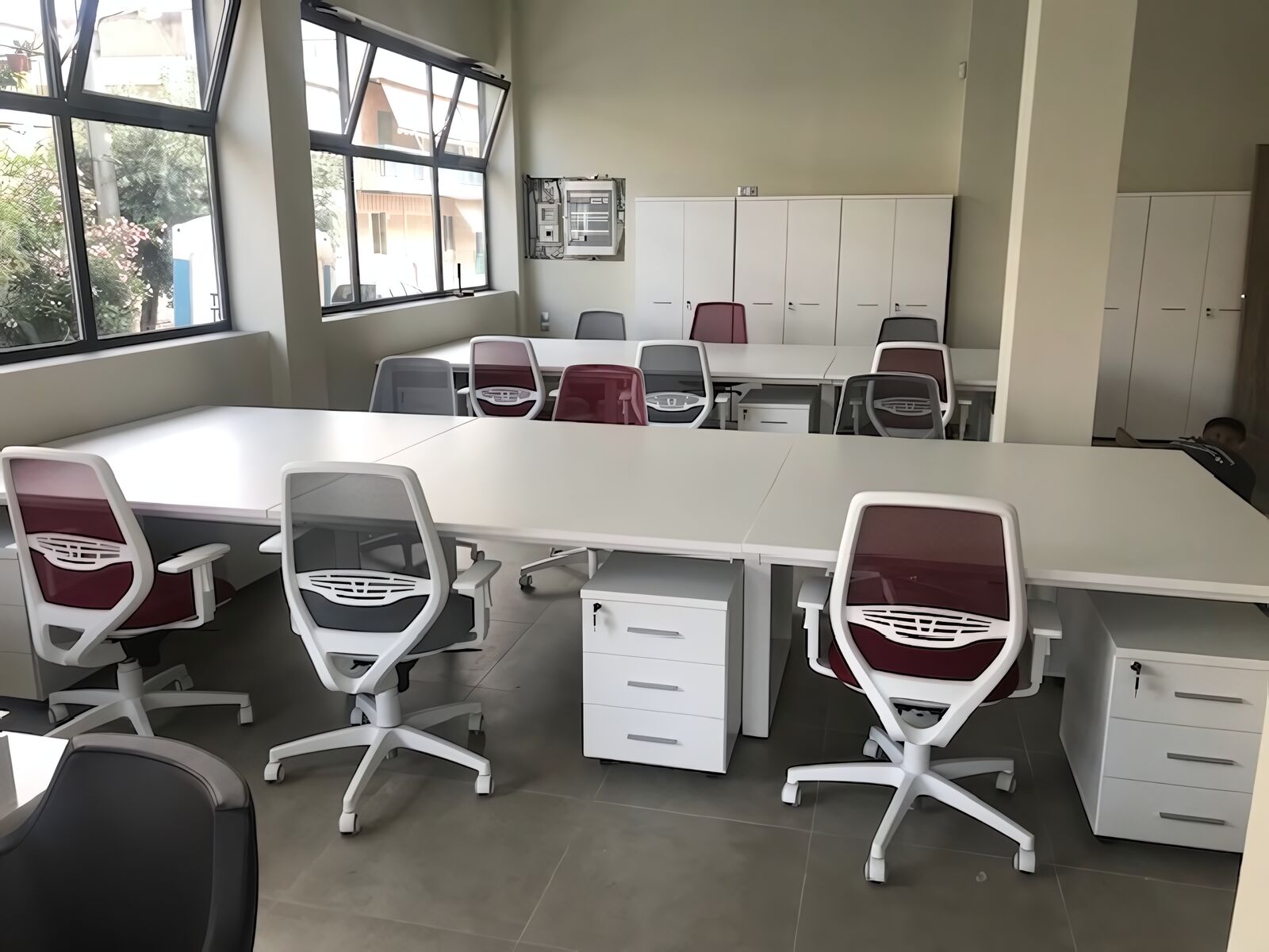 Μοντέρνα Λευκά Γραφεία & Ξύλινες Ντουλάπες με Γκρι/Μπορντό Λεπτομέρειες, Ντουλάπες δωματίων, Λευκές ντουλάπες, Γραφεία, Custom ντουλάπα, Λύση εξοικονόμησης χώρου