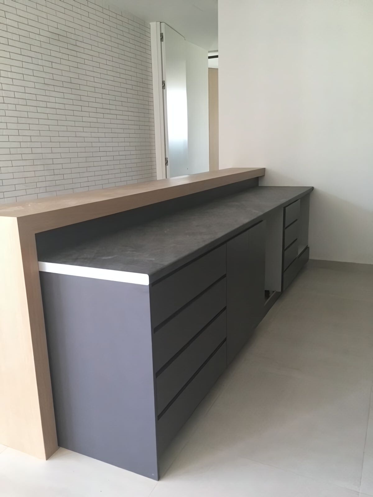 Μοντέρνα Σκούρα Γκρι Ξύλινη Σύνθεση Μπάνιου ∣ Custom, Έπιπλα μπάνιου, Σκούρα γκρι σύνθεση, Ξύλινη, Custom έπιπλο, Αδιάβροχα έπιπλα