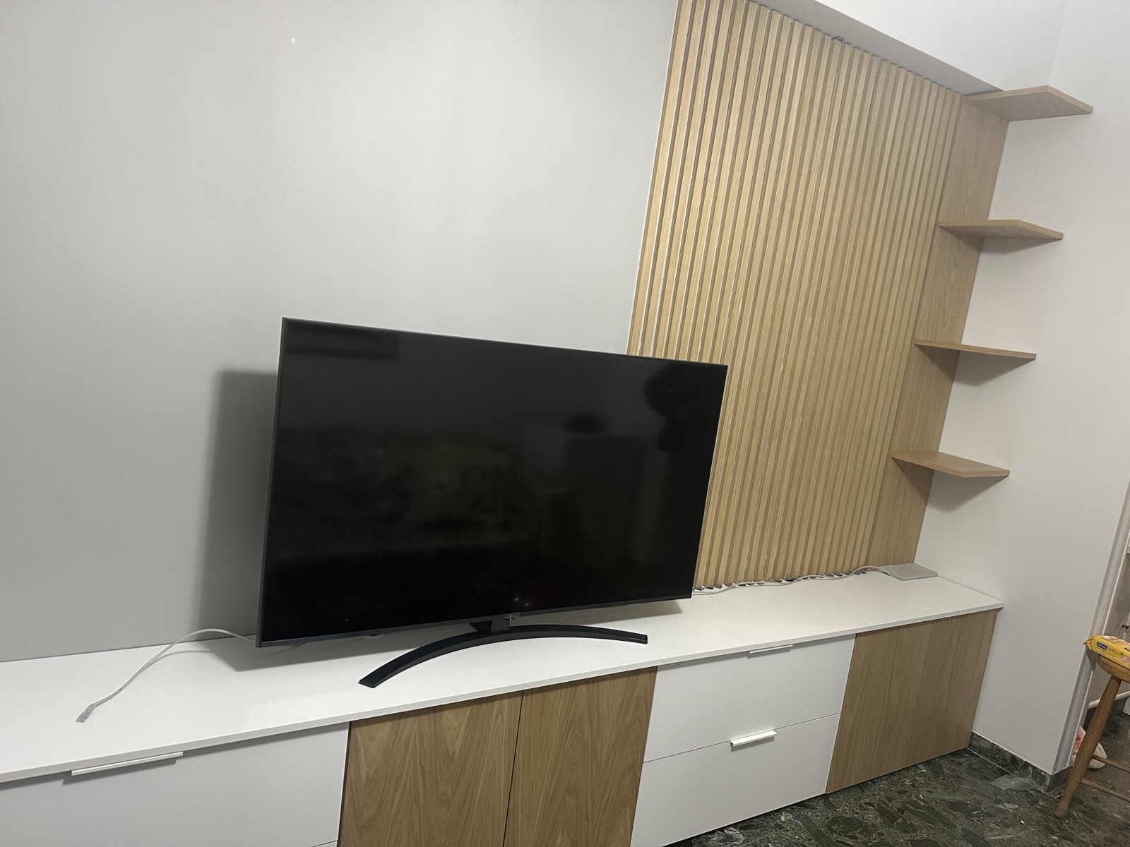 Μοντέρνα Σύνθεση Σαλονιού: Λευκή, Ανοιχτόχρωμο Ξύλο & Ράφια ∣ Custom, Ειδικές κατασκευές, Σύνθεση σαλονιού, Λευκή σύνθεση, Ανοιχτόχρωμο ξύλο, Ράφια, Custom κατασκευή