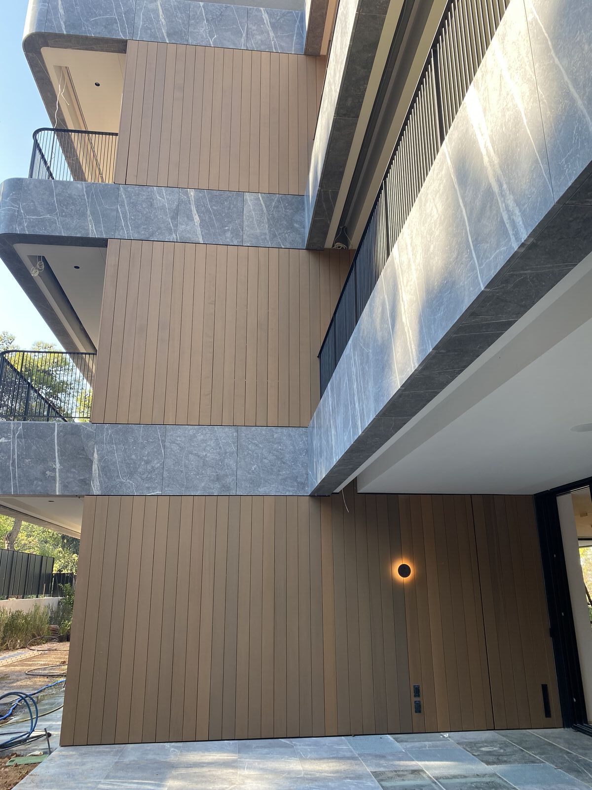 Μοντέρνα Ξύλινη Επένδυση Τοίχου (Ανοιχτό Καφέ) με Γκρι Μάρμαρο, Ειδικές κατασκευές, Ξύλινη επένδυση τοίχου, Ανοιχτό καφέ, Γκρι μάρμαρο, Custom κατασκευή