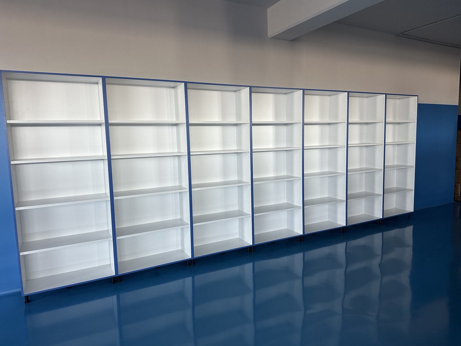 Μοντέρνες Ξύλινες Ραφιέρες (Λευκό/Μπλε) ∣ Λειτουργικό Σύστημα Αποθήκευσης, Ειδικές κατασκευές, Ξύλινες ραφιέρες, Λευκό μπλε, Σύστημα αποθήκευσης, Custom κατασκευή