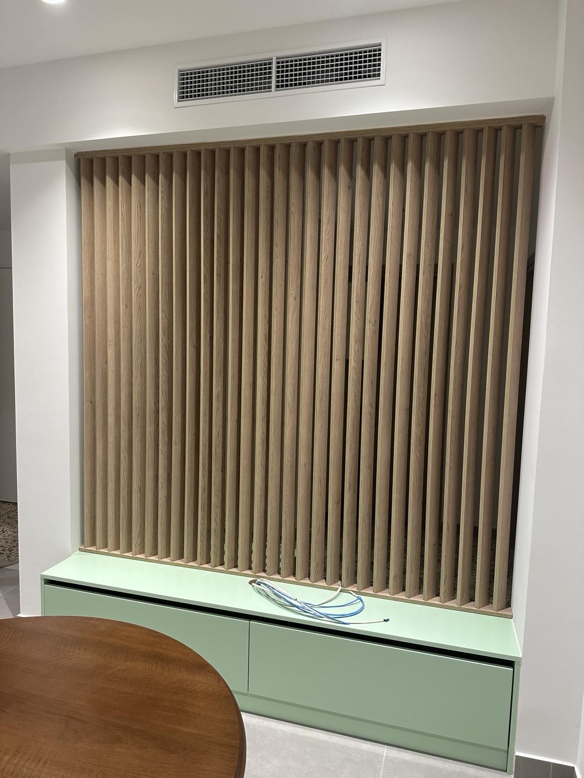 Μοντέρνο Διαχωριστικό Πάνελ Φυσικού Ξύλου & Πράσινο Έπιπλο ∣ Custom, Ειδικές κατασκευές, Διαχωριστικό πάνελ, Φυσικό ξύλο, Πράσινο έπιπλο, Custom κατασκευή