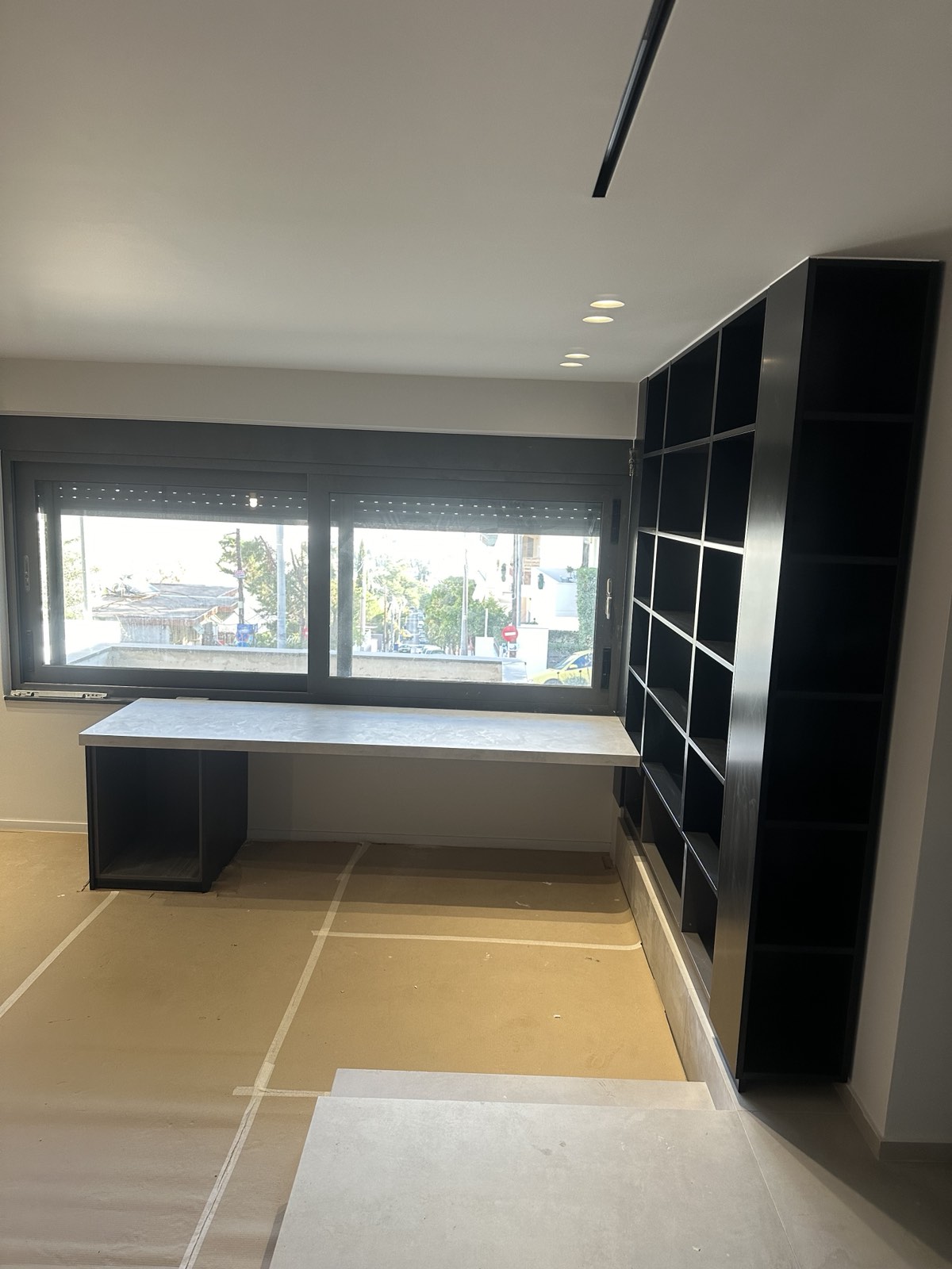 Μοντέρνο Γραφείο & Βιβλιοθήκη: Σκούρο Ξύλο & Γκρι Επιφάνεια ∣ Custom, Ειδικές κατασκευές, Γραφείο, Βιβλιοθήκη, Σκούρο ξύλο, Γκρι επιφάνεια, Custom κατασκευή