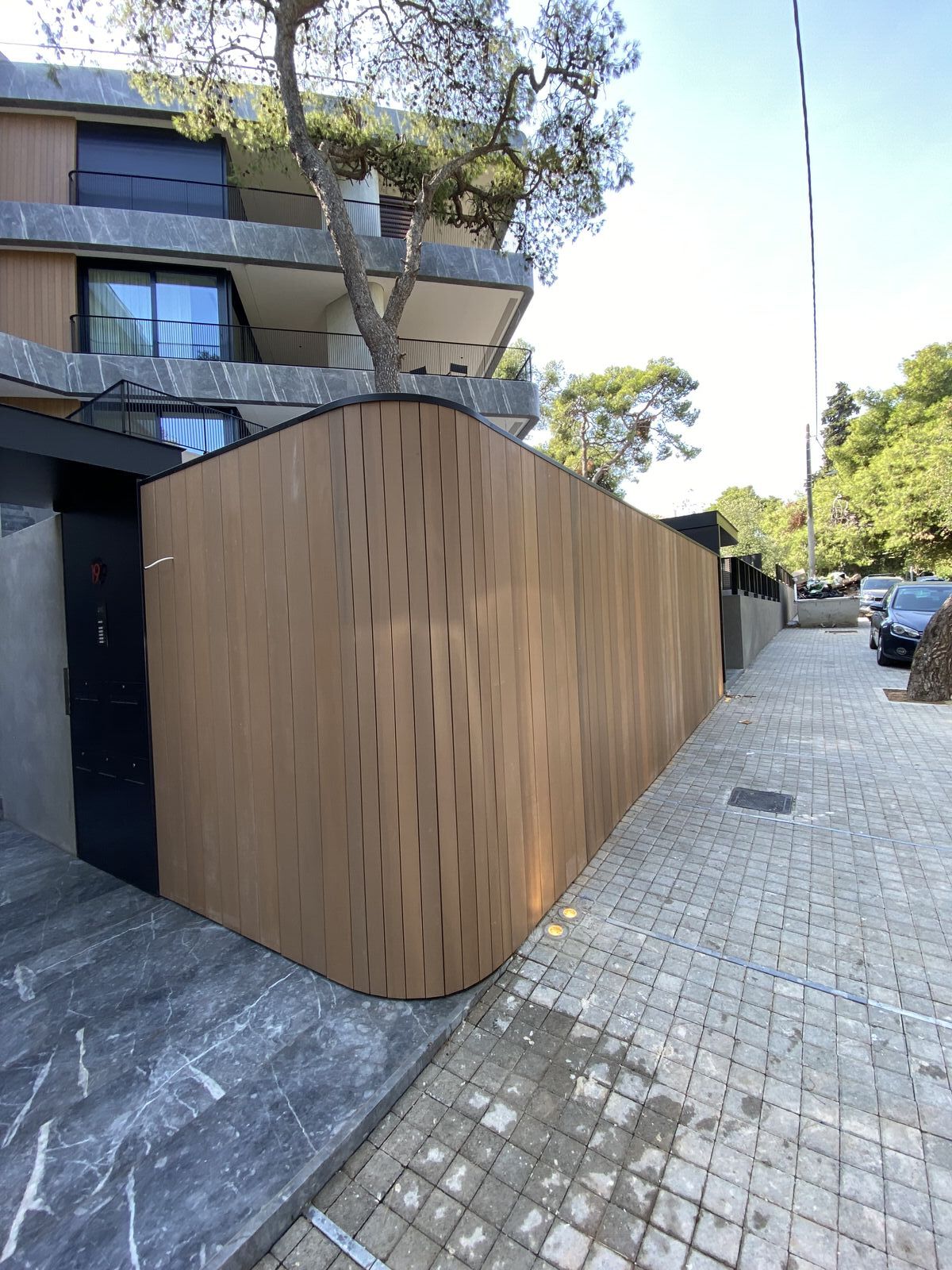 Σύγχρονο Εξωτερικό Ξύλινο Δάπεδο Καφέ με Κομψές Καμπύλες, Ειδικές κατασκευές, Ξύλινο δάπεδο, Εξωτερικό δάπεδο, Custom εγκατάσταση, Ποιότητα υλικών