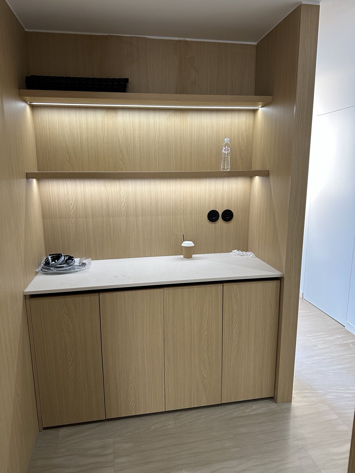 Ξύλινη Εντοιχισμένη Σύνθεση: Δρύς, Ράφια, Ντουλάπια & LED ∣ Custom, Ειδικές κατασκευές, Εντοιχιζόμενη σύνθεση, Ξύλο δρυός, Φωτισμός LED, Custom κατασκευή