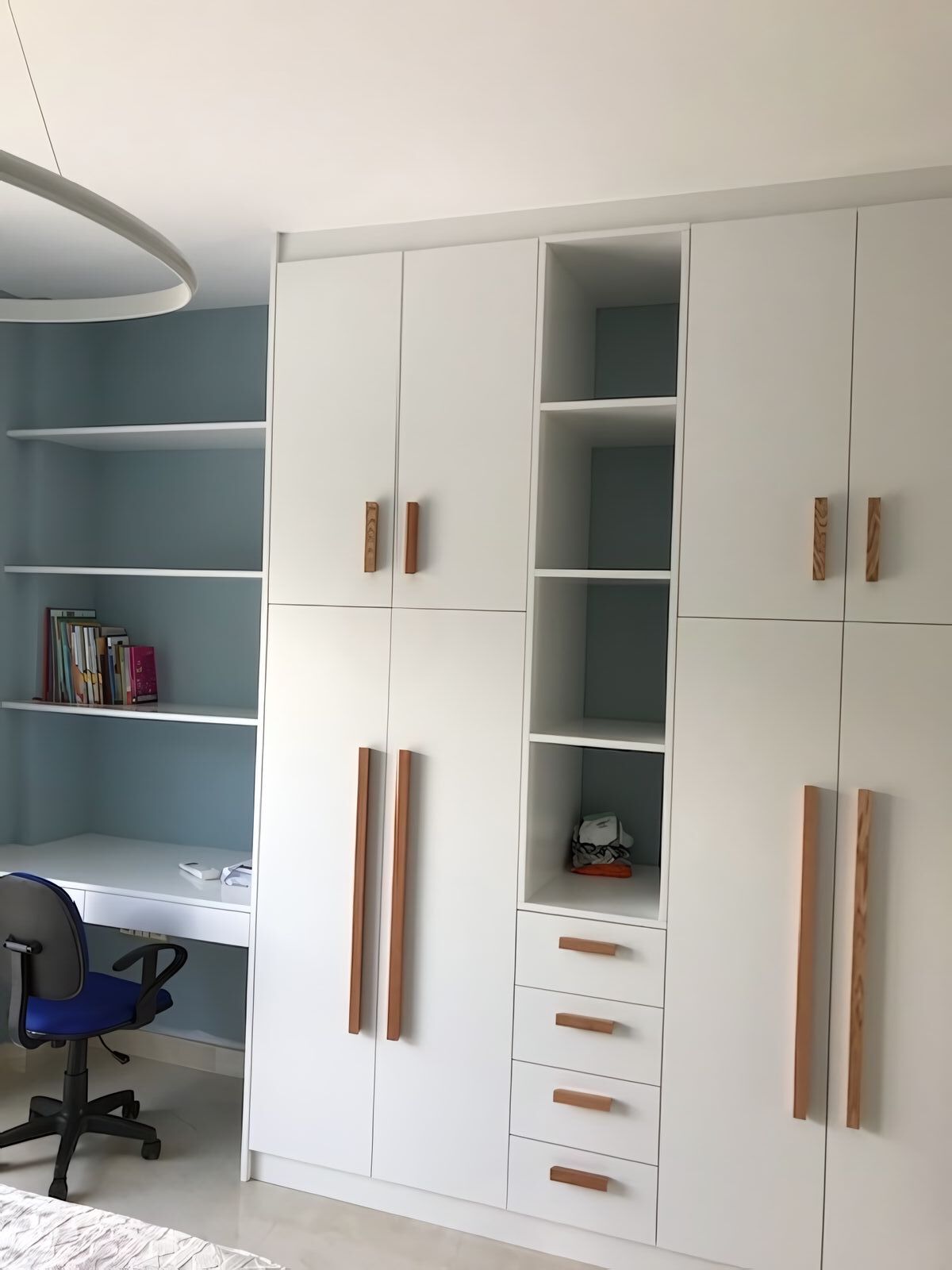 Ειδική Κατασκευή: Λευκή Σύνθεση με Γαλάζια Ράφια ∣ Custom, Ειδικές κατασκευές επίπλων, Γαλάζια ράφια, Παιδικό δωμάτιο, Custom κατασκευή, Λύση εξοικονόμησης χώρου