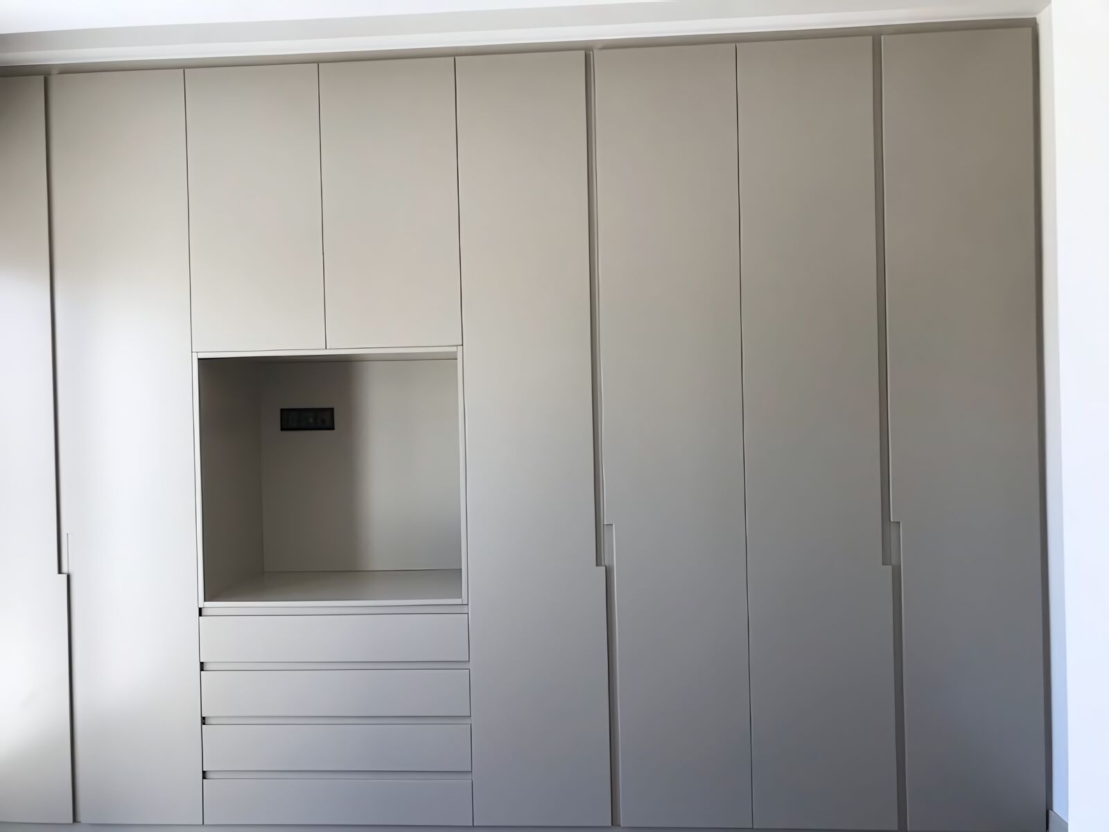 Εντοιχιζόμενη Γκρι Ντουλάπα με Συρτάρια & Ανοιχτή Εσοχή ∣ Custom, Ντουλάπες δωματίων, Εντοιχιζόμενη ντουλάπα, Γκρι ξύλινη ντουλάπα, Συρτάρια, Ανοιχτή εσοχή, Custom ντουλάπα