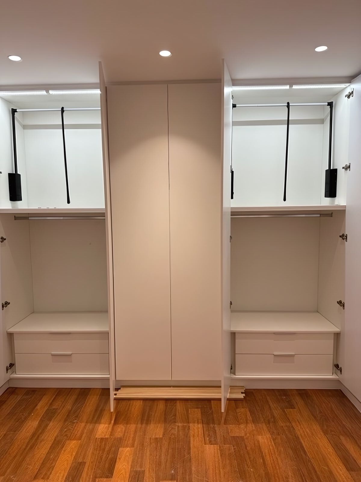 Λευκή Ξύλινη Ντουλάπα με Συρτάρια & Κρεμάστρες ∣ Custom, Ντουλάπες δωματίων, Λευκή ξύλινη ντουλάπα, Συρτάρια, Κρεμάστρες, Custom εσωτερικό, Εξοικονόμηση χώρου