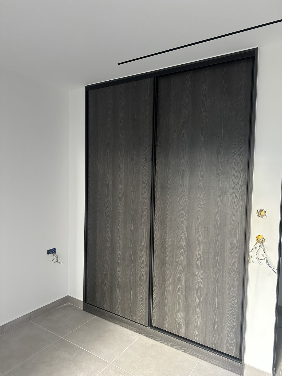 Μοντέρνα Ανθρακί Ξύλινη Συρόμενη Ντουλάπα ∣ Custom, Ντουλάπες δωματίων, Συρόμενη ντουλάπα, Ανθρακί, Υφή ξύλου, Custom ντουλάπα