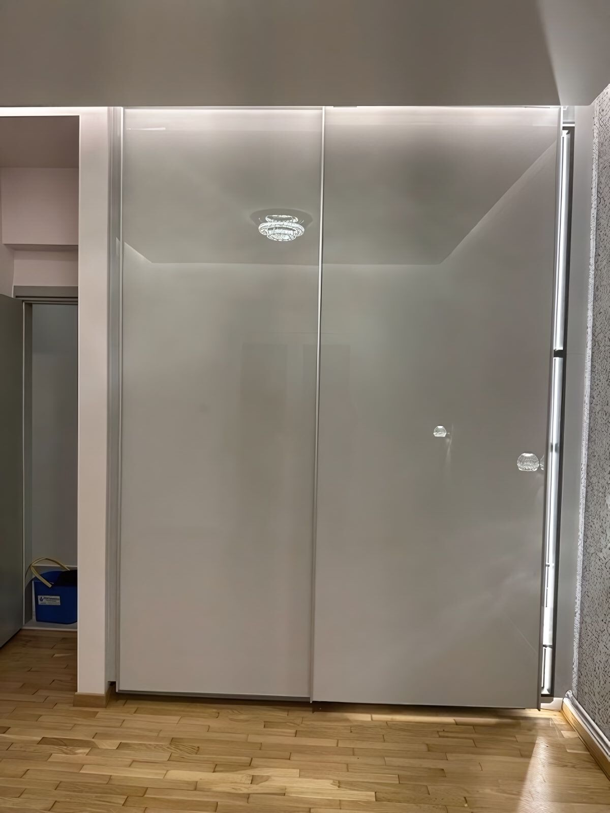 Μοντέρνα Συρόμενη Ντουλάπα σε Ανοιχτό Γκρι Λάκα ∣ Minimal, Ντουλάπες δωματίων, Συρόμενη ντουλάπα, Ντουλάπα λάκα, Ανοιχτό γκρι, Minimal σχεδιασμός, Custom ντουλάπα, Εντοιχιζόμενη