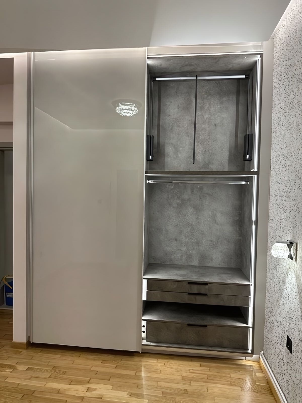 Ντουλάπα Γυαλιστερό Μπεζ-Γκρι Ξύλο με Σκούρο Ανάγλυφο Εσωτερικό, Ντουλάπες δωματίων, Γυαλιστερό ξύλο, Μπεζ γκρι, Custom εσωτερικό, Ποιότητα υλικών