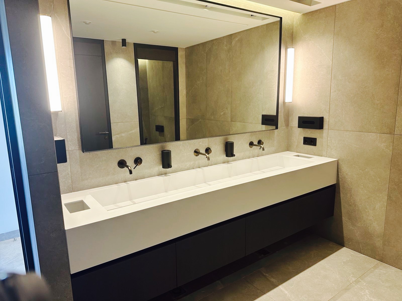 Μοντέρνος Λευκός Πάγκος & Ανθρακί Έπιπλο Μπάνιου ∣ Minimal Custom, Έπιπλα μπάνιου, Λευκός πάγκος, Ανθρακί έπιπλο, Ενσωματωμένοι νιπτήρες, Minimalist στυλ, Custom έπιπλο