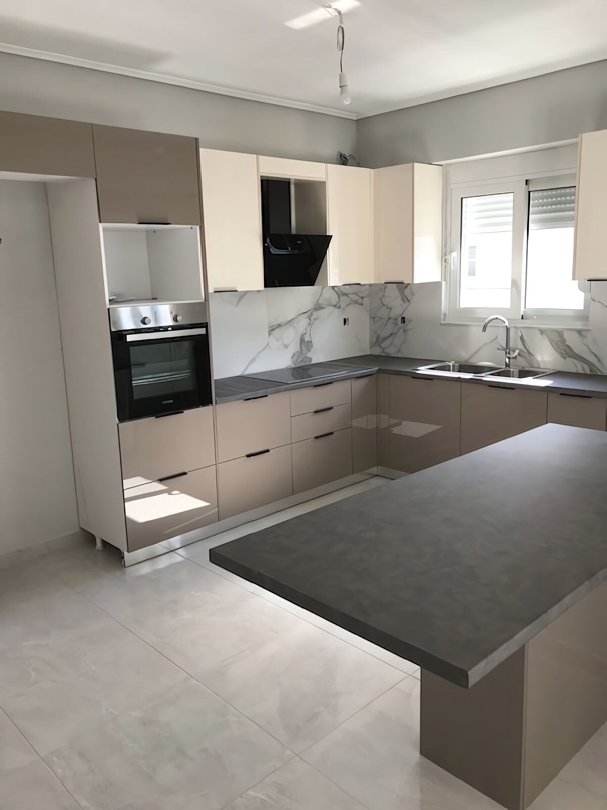 Δίχρωμα Ντουλάπια (Μπεζ/Κρεμ), Γκρι Πάγκος Νησίδας, Μαρμάρινη Πλάτη, Έπιπλα κουζίνας, Ντουλάπια κουζίνας, Δίχρωμα ντουλάπια, Νησίδα, Μαρμάρινη πλάτη, Custom κουζίνα, Κατά παραγγελία