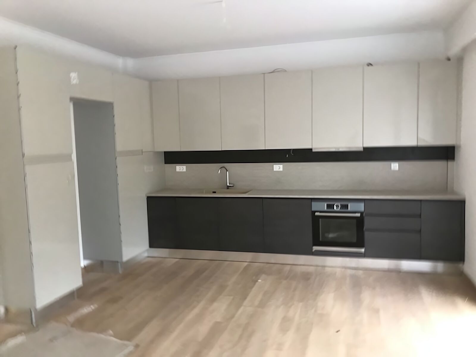 Δίχρωμα Ξύλινα Ντουλάπια (Ανοιχτό/Σκούρο Γκρι) Λείας Υφής, Έπιπλα κουζίνας, Ντουλάπια κουζίνας, Δίχρωμα ντουλάπια, Λεία υφή, Γκρι ντουλάπια, Custom κουζίνα, Κατά παραγγελία