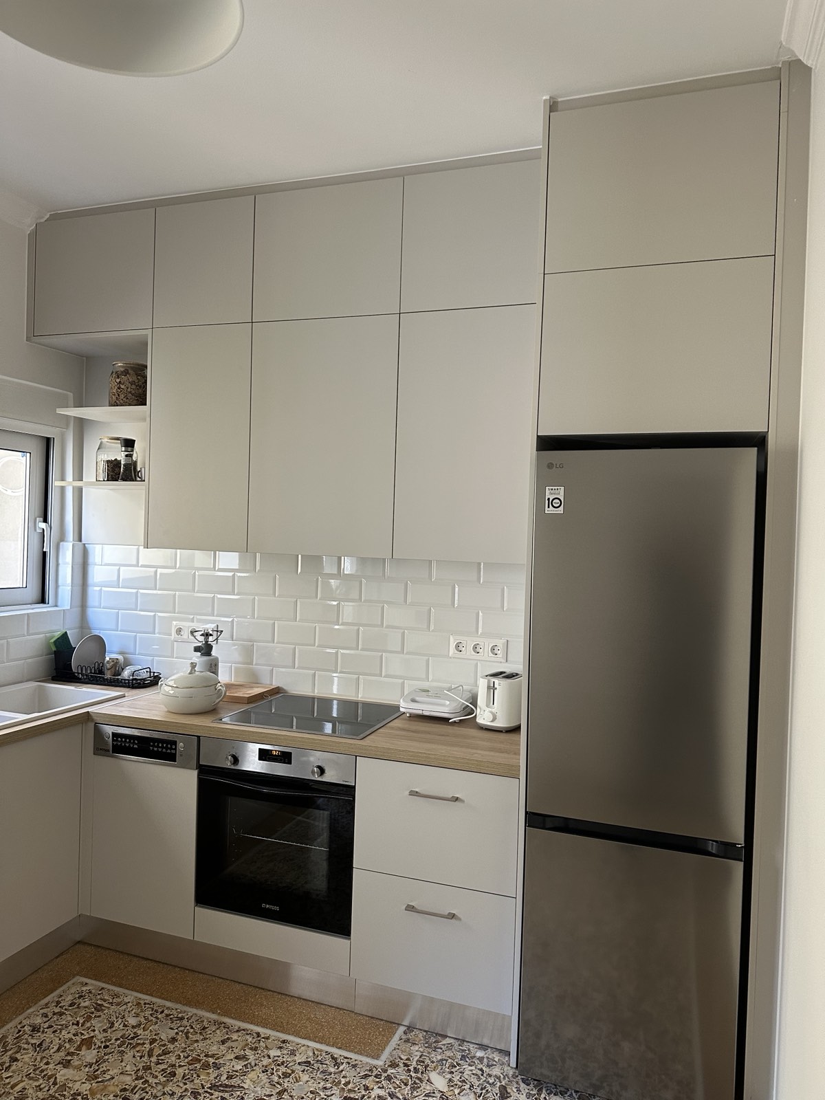 Γκρι-Μπεζ Ντουλάπια Κουζίνας & Ξύλινος Πάγκος ∣ Minimal Custom, Έπιπλα κουζίνας, Ντουλάπια κουζίνας, Γκρι μπεζ, Ξύλινος πάγκος, Minimal σχεδιασμός, Custom κουζίνα