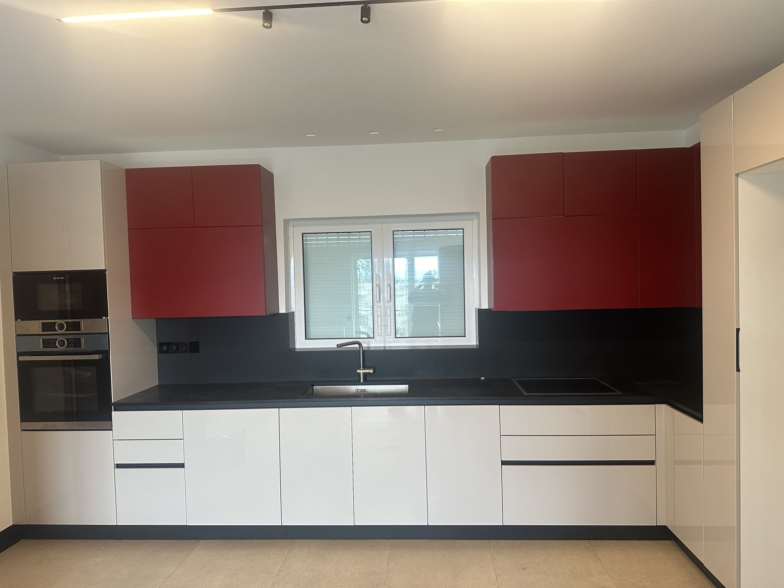 Γυαλιστερά Λευκά/Κόκκινα Ξύλινα Ντουλάπια Κουζίνας ∣ Minimal Custom, Έπιπλα κουζίνας, Ντουλάπια κουζίνας, Λευκά κόκκινα, Γυαλιστερά, Minimal σχεδιασμός, Custom κουζίνα