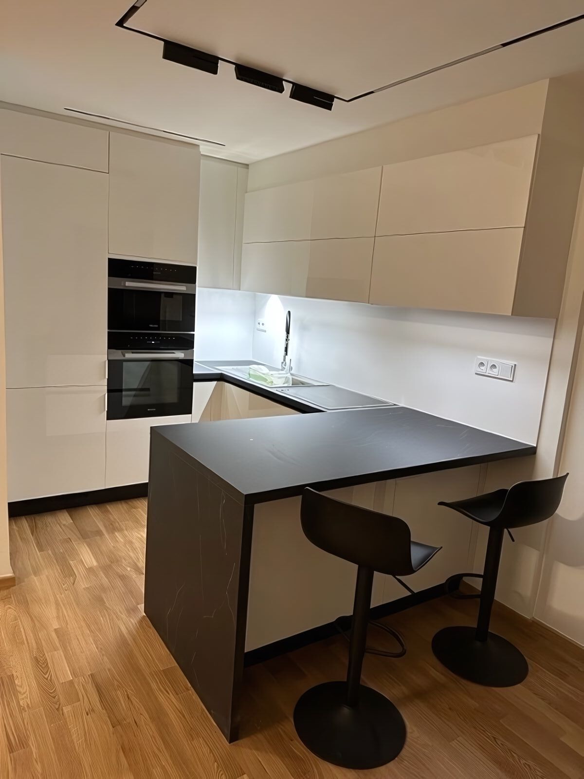 Λευκά Μοντέρνα Ντουλάπια, Σκούρα Πέτρινη Νησίδα, Μινιμαλιστικό, Έπιπλα κουζίνας, Ντουλάπια κουζίνας, Λευκά ντουλάπια, Πέτρινη νησίδα, Μινιμαλιστικό στυλ, Custom κουζίνα