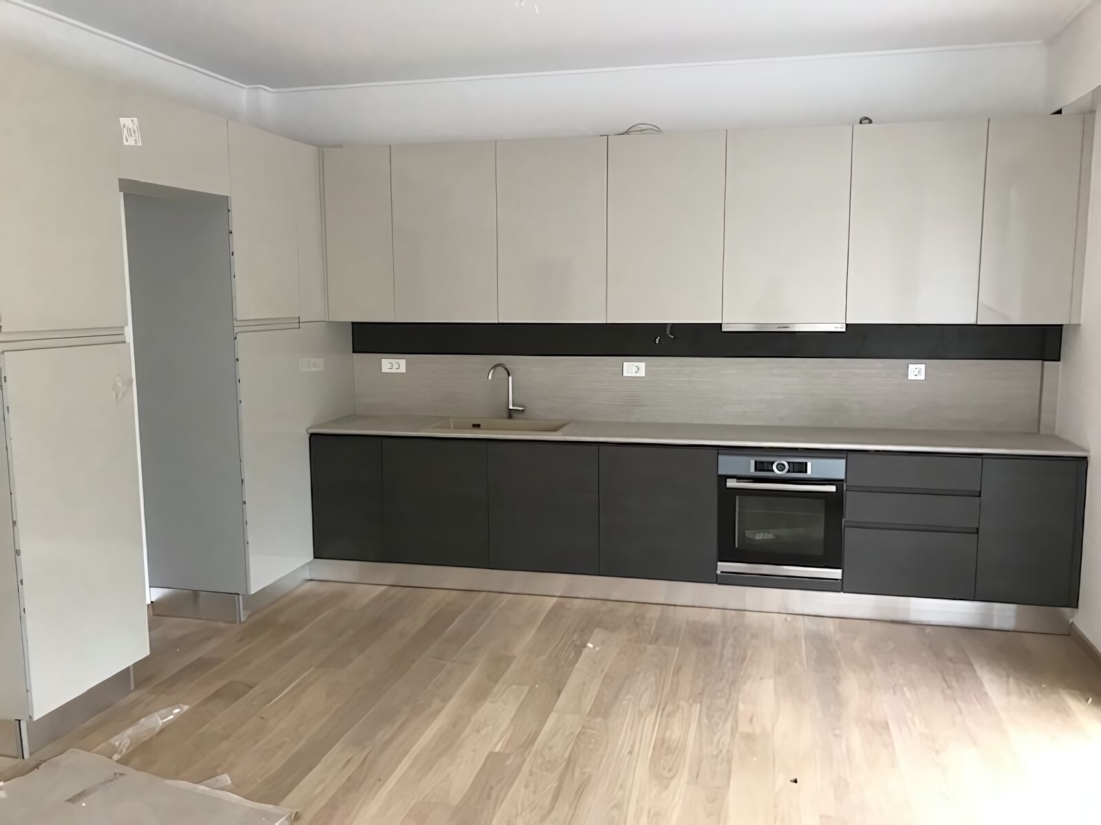 Μοντέρνα Δίχρωμη Σύνθεση Laminate (Σκούρο Γκρι/Μπεζ) ∣ Lari, Έπιπλα κουζίνας, Ντουλάπια κουζίνας, Δίχρωμη σύνθεση, Laminate, Σκούρο γκρι, Μπεζ, Μινιμαλιστικό στυλ, Custom κουζίνα