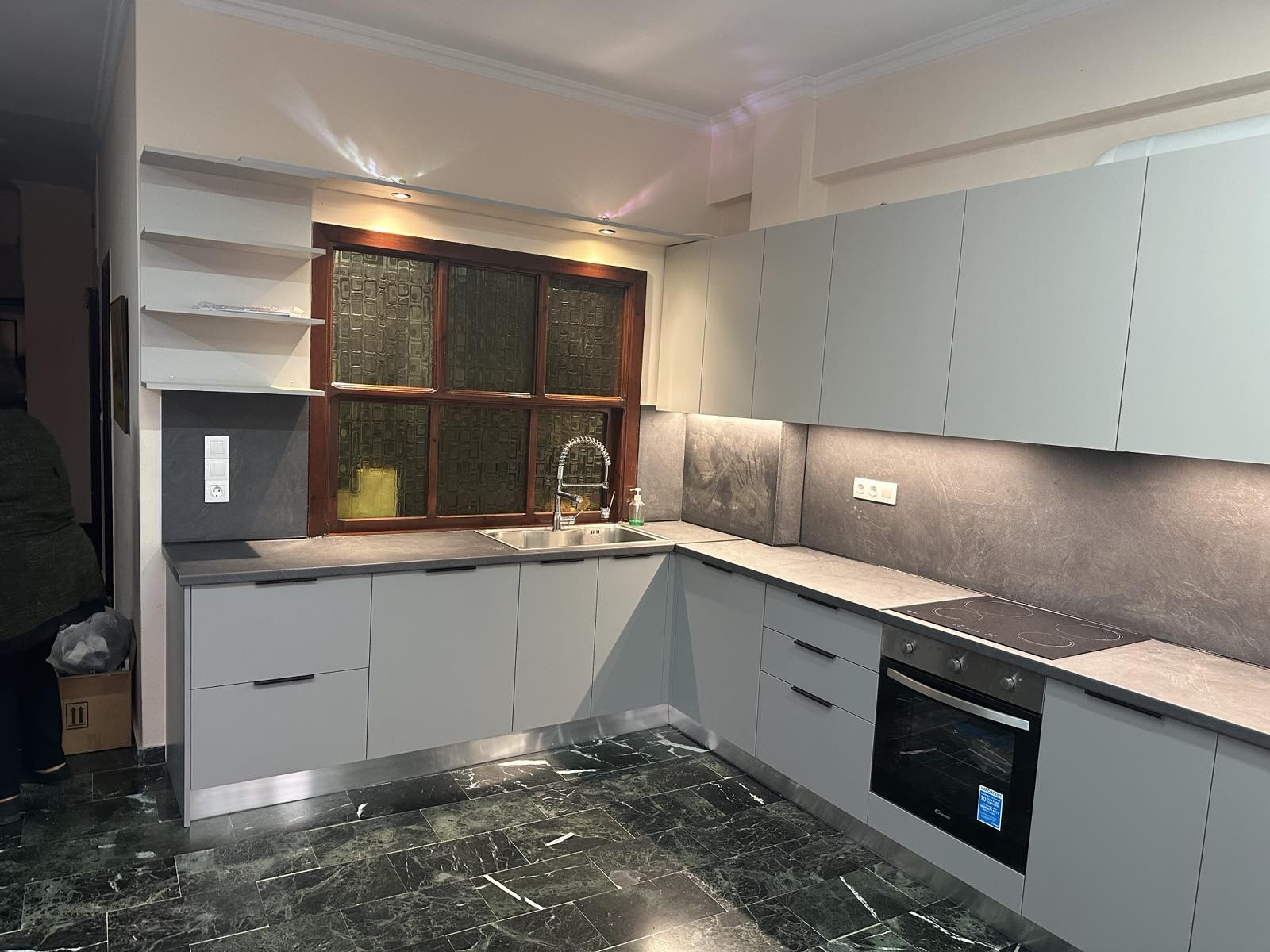 Μοντέρνα Γκρι Ντουλάπια Κουζίνας, Σκούροι Πάγκοι & Ξύλινα Στοιχεία ∣ Custom, Έπιπλα κουζίνας, Ντουλάπια κουζίνας, Γκρι ντουλάπια, Σκούροι πάγκοι, Ξύλινα στοιχεία, Custom κουζίνα