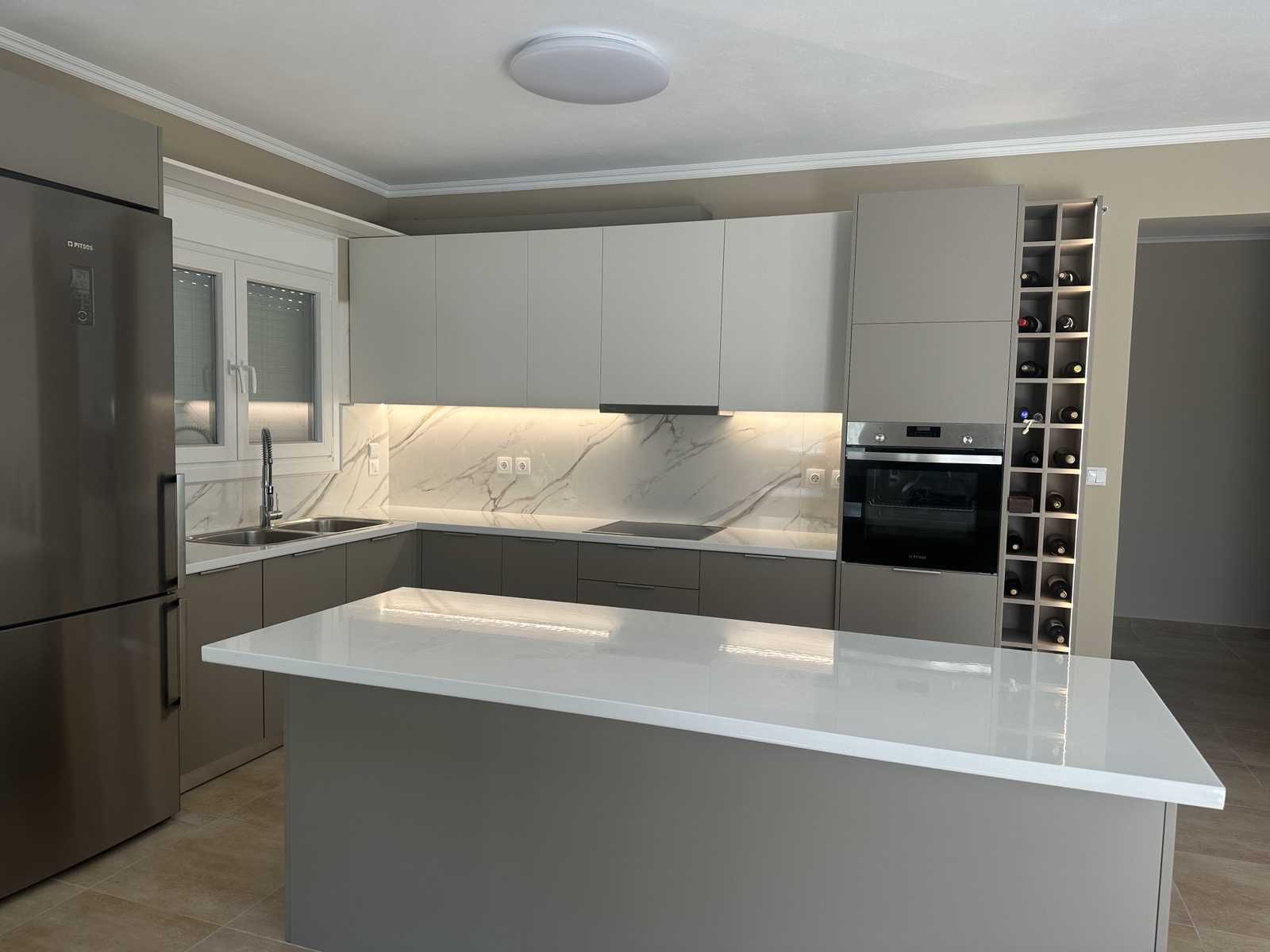 Μοντέρνα Γκρι Ξύλινα Ντουλάπια, Λευκοί Πάγκοι Χαλαζία & Νησίδα ∣ Custom, Έπιπλα κουζίνας, Ντουλάπια κουζίνας, Γκρι ξύλινα ντουλάπια, Πάγκοι χαλαζία, Νησίδα, Custom κουζίνα