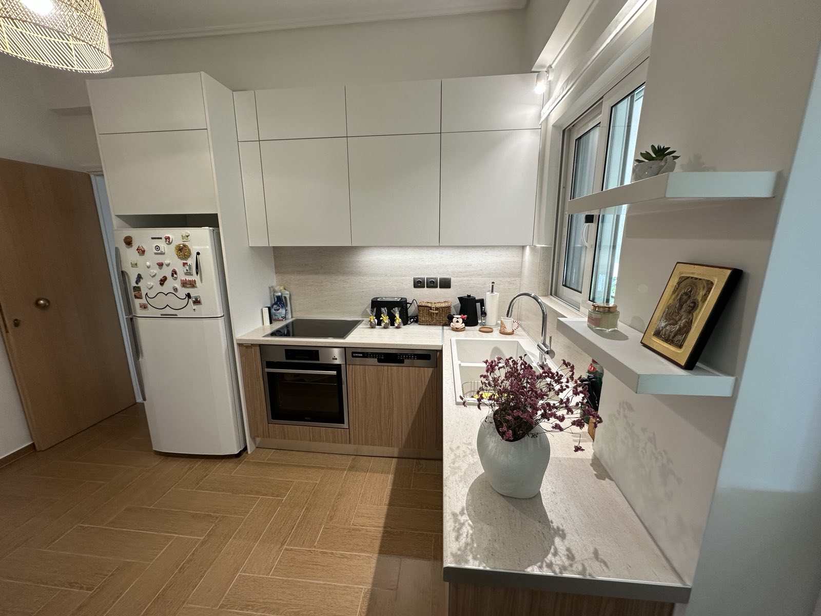 Μοντέρνα Λευκά και Ξύλινα Ντουλάπια Κουζίνας ∣ Λειτουργικοί Πάγκοι Custom, Έπιπλα κουζίνας, Ντουλάπια κουζίνας, Λευκά ξύλινα, Λειτουργικοί πάγκοι, Minimalist στυλ, Custom κουζίνα