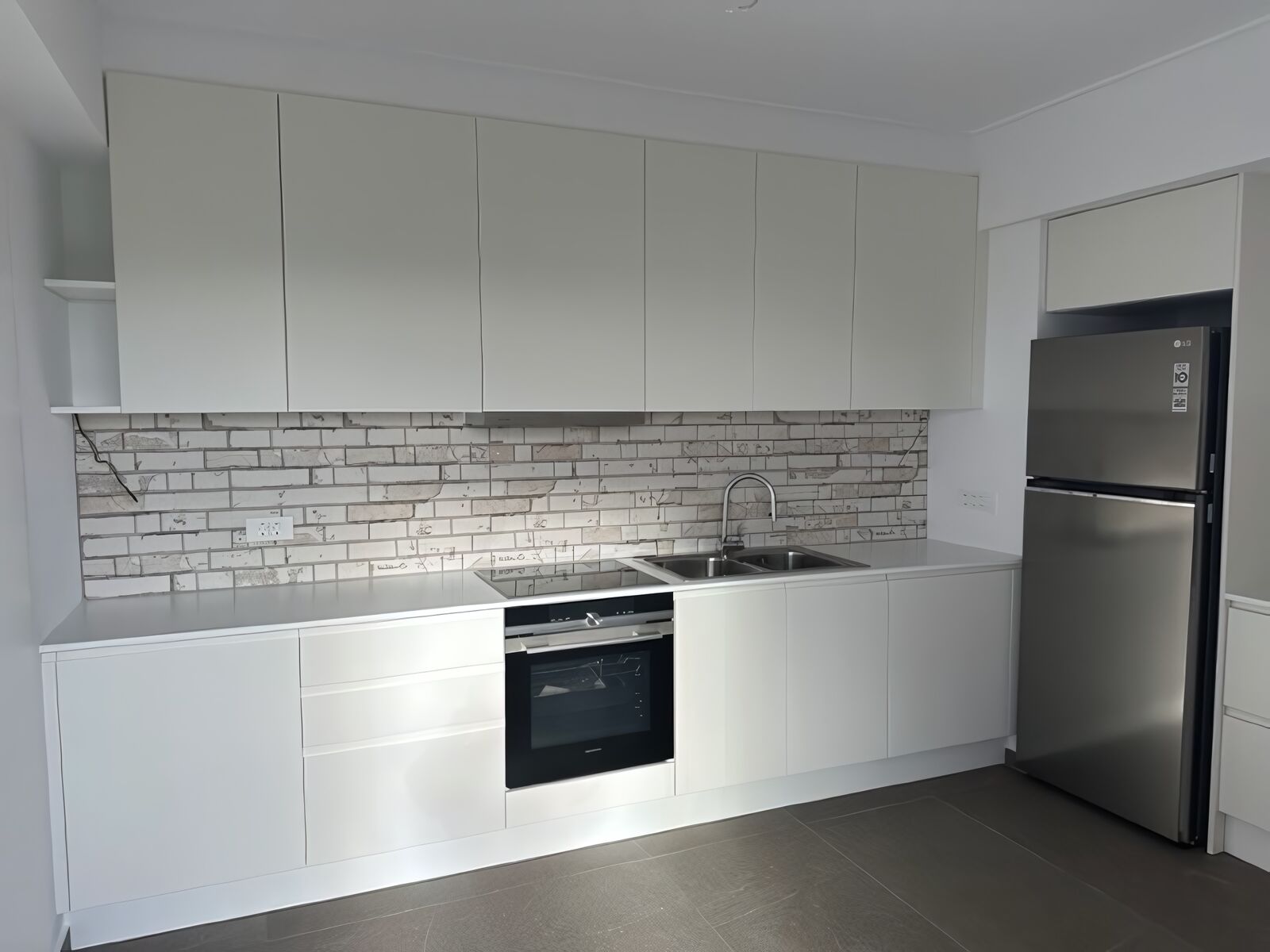 Μοντέρνα Λευκά Ξύλινα Ντουλάπια Κουζίνας, Μινιμαλιστικό Στυλ, Έπιπλα κουζίνας, Ντουλάπια κουζίνας, Λευκά ντουλάπια, Ξύλινη κουζίνα, Μινιμαλιστικό στυλ, Custom κατασκευή