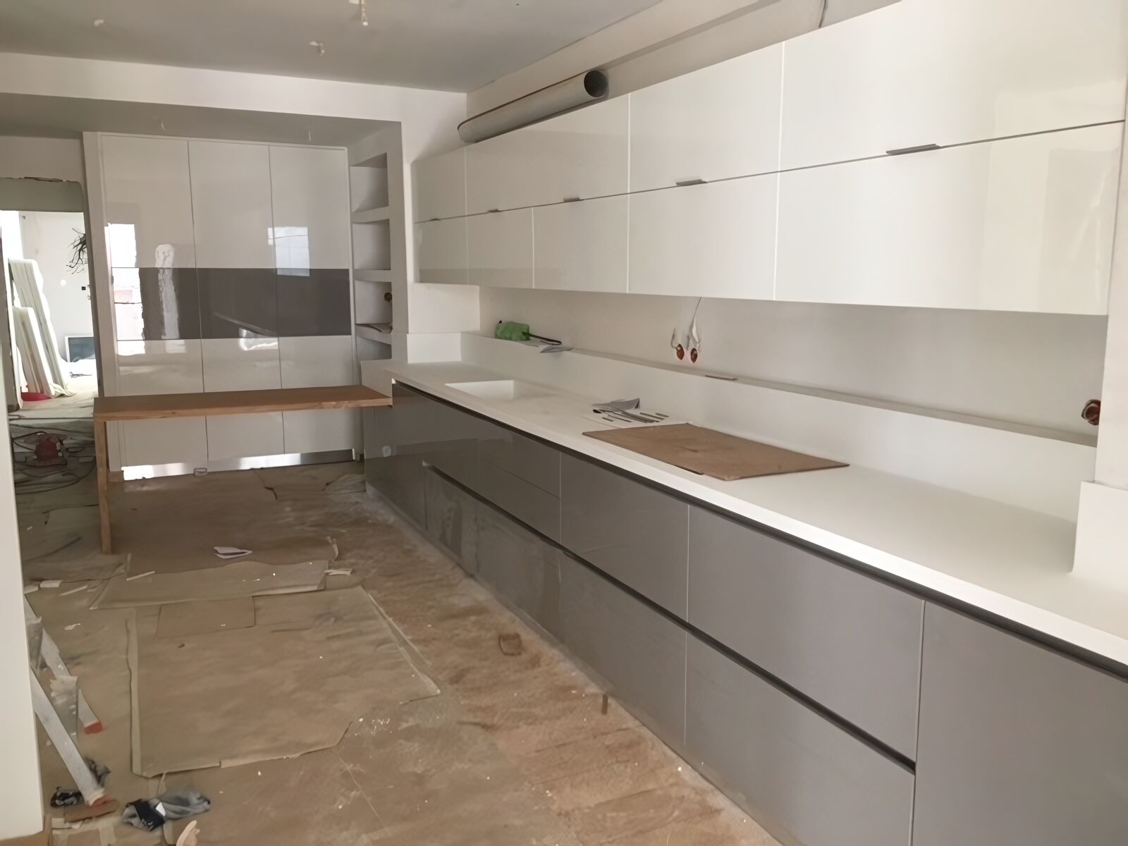 Μοντέρνα Λευκή-Γκρι Γυαλιστερή Κουζίνα Λάκα με Ξύλινο Πάσο, Έπιπλα κουζίνας, Ντουλάπια κουζίνας, Λευκή γκρι κουζίνα, Λάκα, Ξύλινο πάσο, Γυαλιστερή κουζίνα, Custom κουζίνα