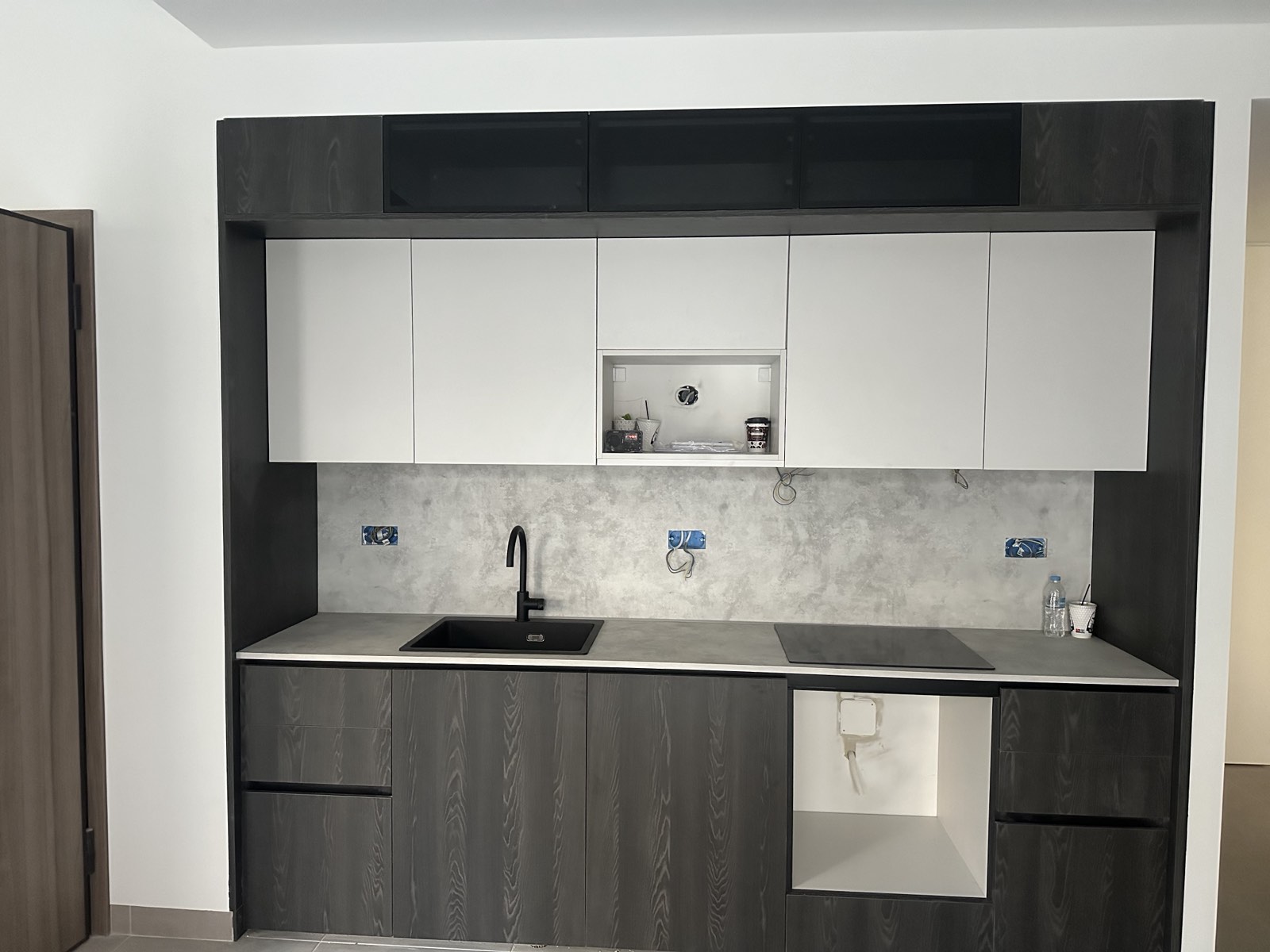 Ξύλινα Ντουλάπια Κουζίνας, Σκούρο Καφέ/Γκρι & Λευκά ∣ Custom, Έπιπλα κουζίνας, Ντουλάπια κουζίνας, Σκούρο καφέ γκρι, Λευκά ντουλάπια, Custom κουζίνα