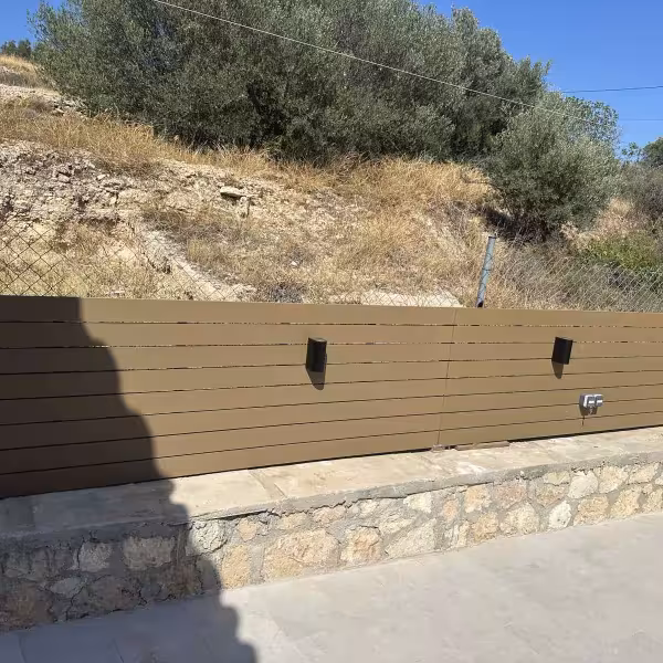 Καφέ Ξύλινο Διαχωριστικό Εξωτερικού Χώρου με Οριζόντιες Σανίδες ∣ Custom, Ειδικές κατασκευές, Ξύλινο διαχωριστικό, Εξωτερικός χώρος, Οριζόντιες σανίδες, Custom κατασκευή