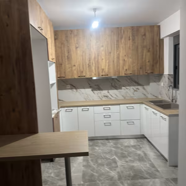 Δίχρωμη Κουζίνα: Ξύλινα Άνω & Λευκά Γυαλιστερά Κάτω Ερμάρια ∣ Custom, Έπιπλα κουζίνας, Ντουλάπια κουζίνας, Δίχρωμη κουζίνα, Ξύλινα ερμάρια, Λευκά γυαλιστερά, Custom κουζίνα