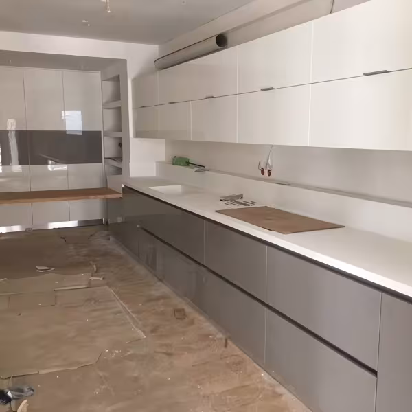 Μοντέρνα Λευκή-Γκρι Γυαλιστερή Κουζίνα Λάκα με Ξύλινο Πάσο, Έπιπλα κουζίνας, Ντουλάπια κουζίνας, Λευκή γκρι κουζίνα, Λάκα, Ξύλινο πάσο, Γυαλιστερή κουζίνα, Custom κουζίνα
